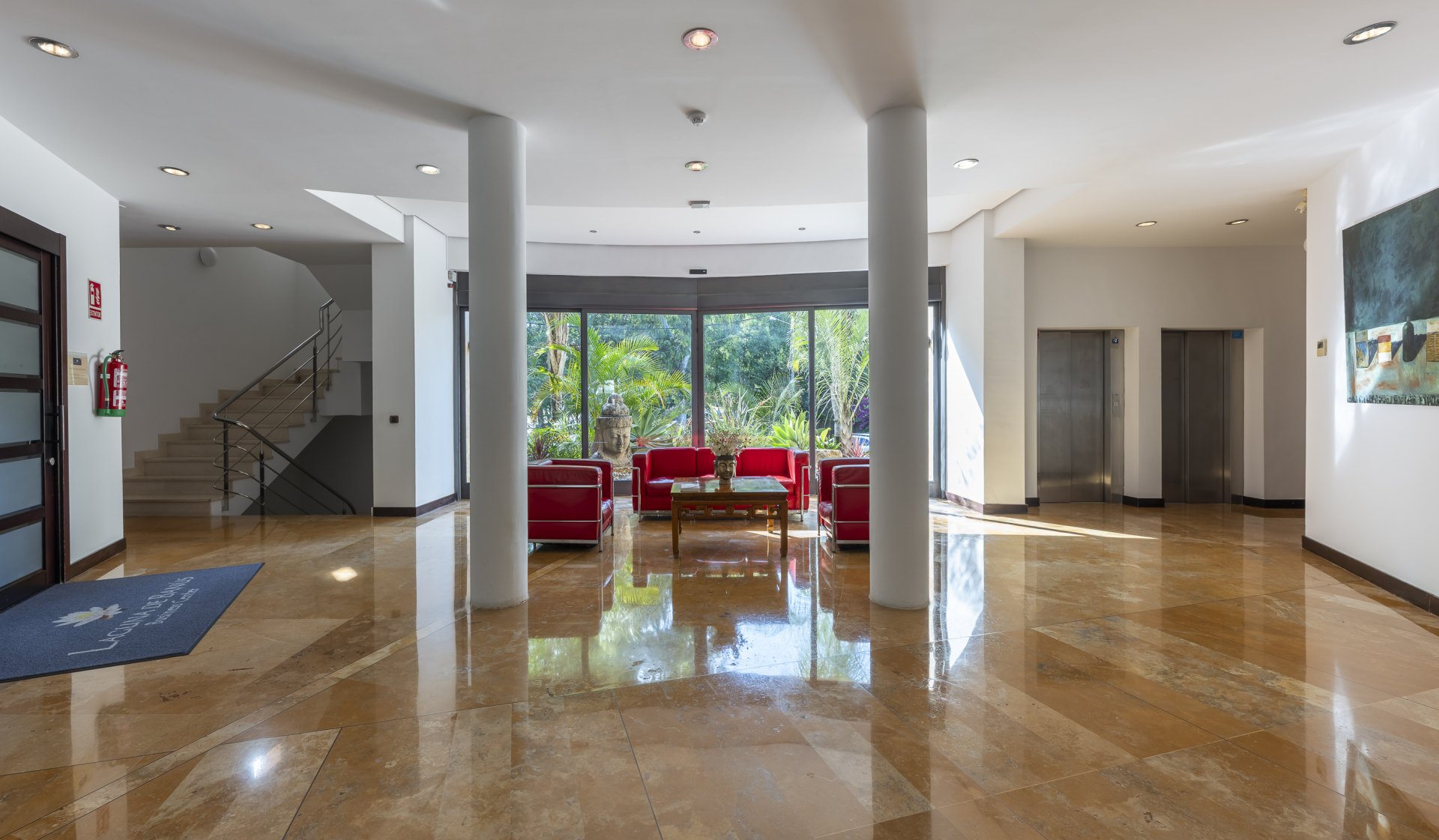 Excepcional apartamento en primera línea de playa con interiores amplios y vistas al mar, a solo unos pasos de Puerto Banús