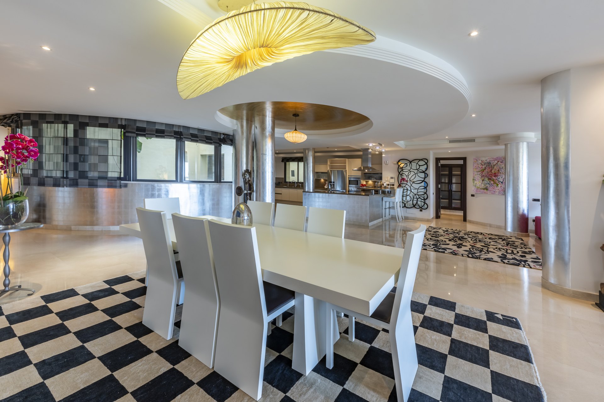 Excepcional apartamento en primera línea de playa con interiores amplios y vistas al mar, a solo unos pasos de Puerto Banús