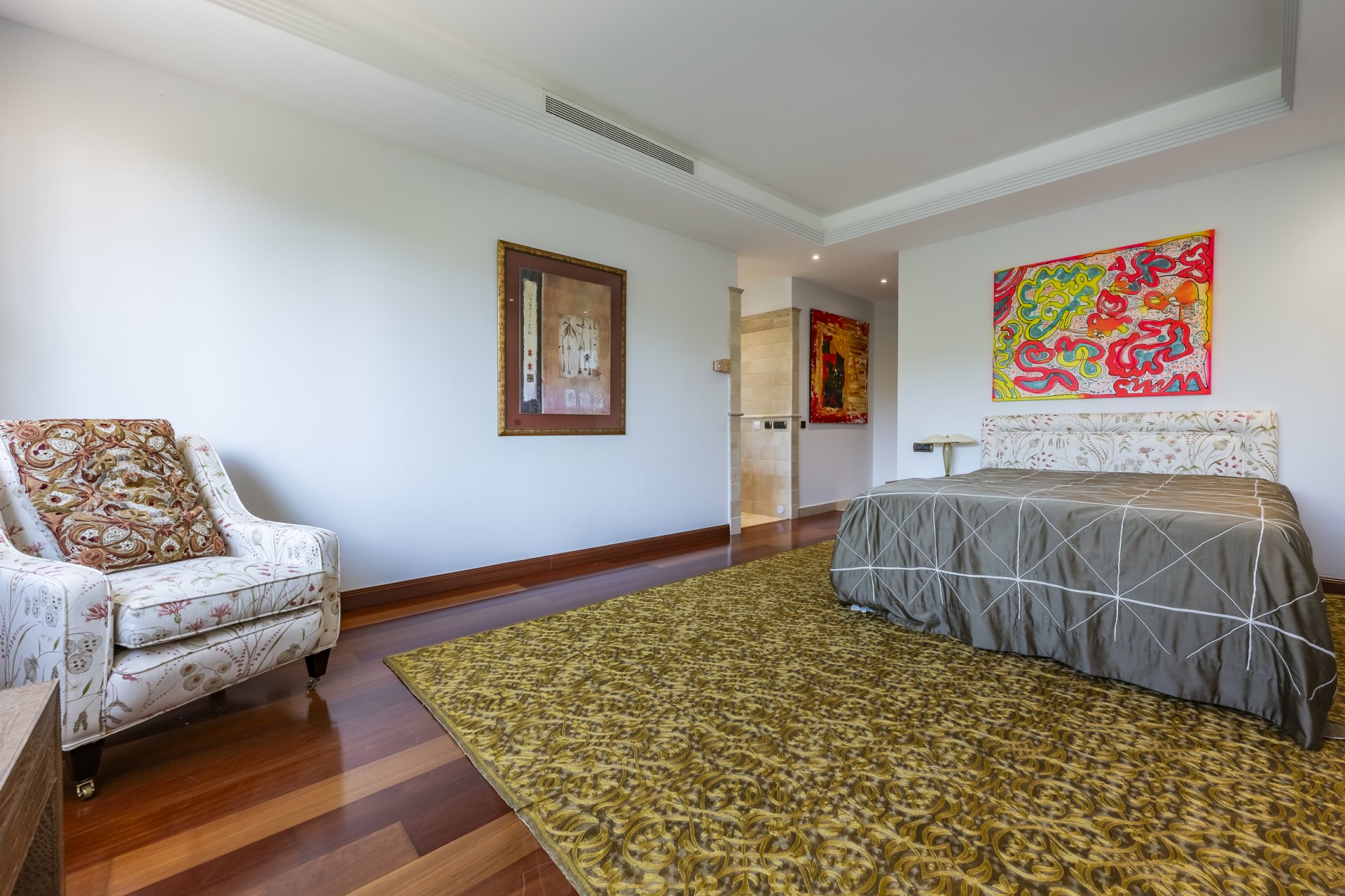 Excepcional apartamento en primera línea de playa con interiores amplios y vistas al mar, a solo unos pasos de Puerto Banús