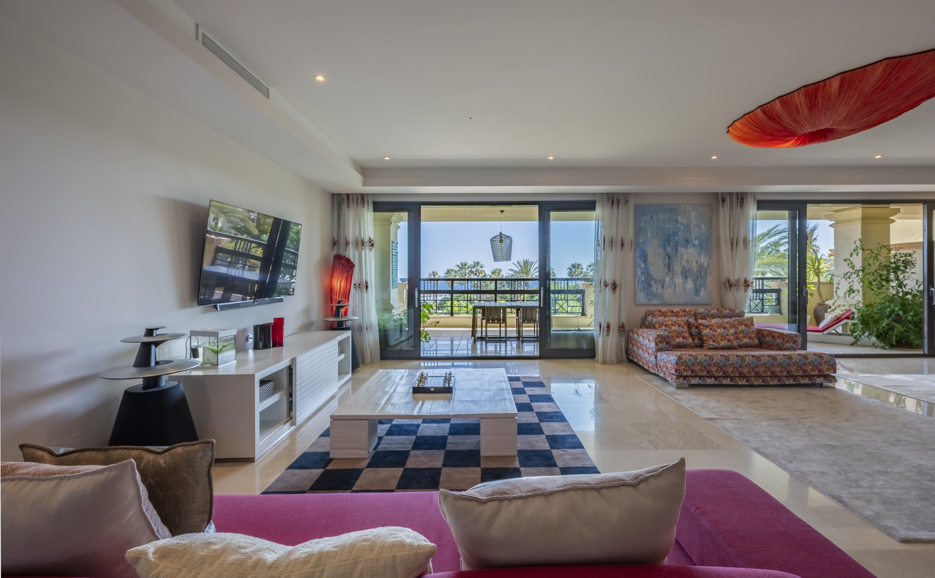 Excepcional apartamento en primera línea de playa con interiores amplios y vistas al mar, a solo unos pasos de Puerto Banús