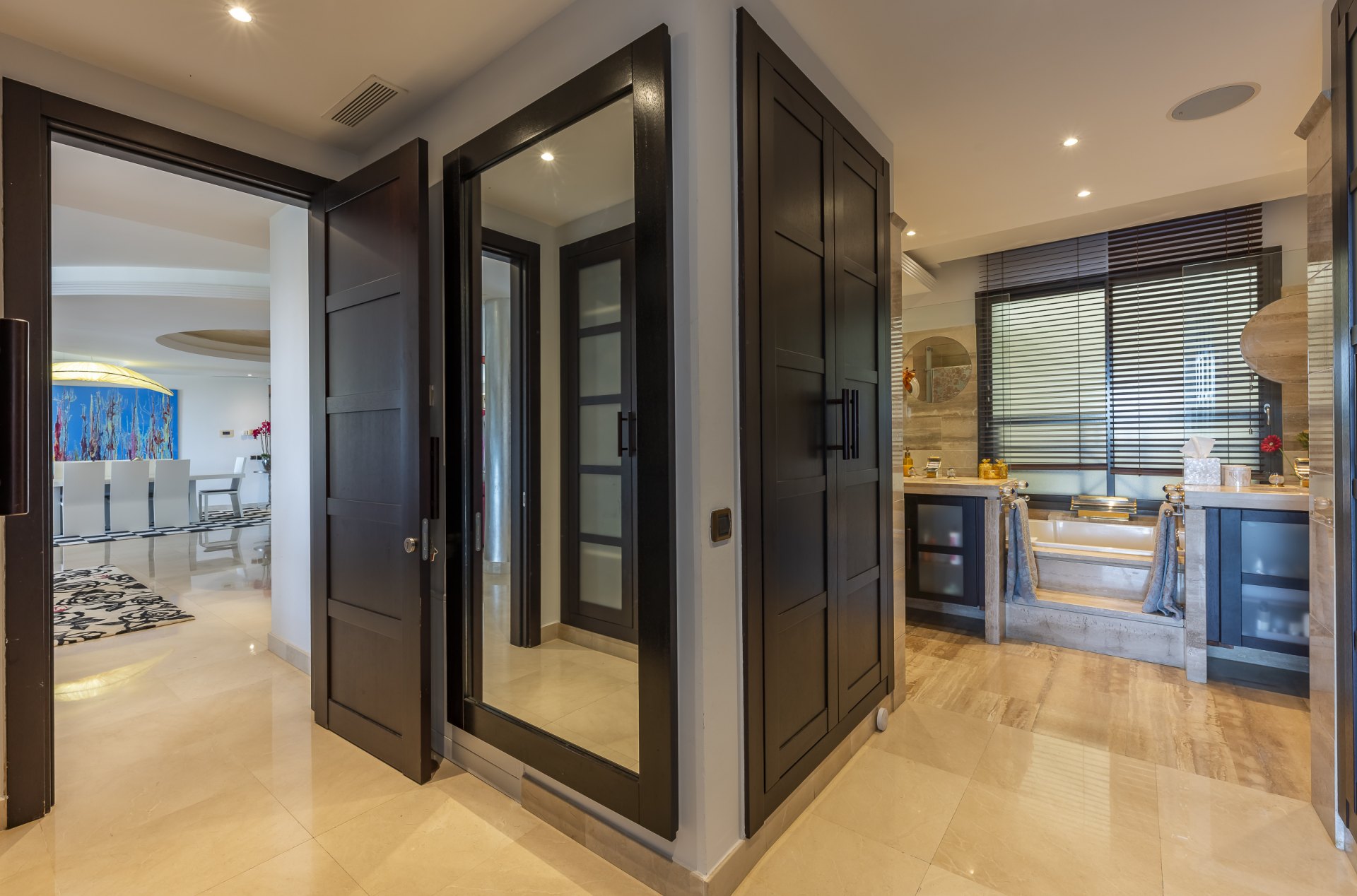 Excepcional apartamento en primera línea de playa con interiores amplios y vistas al mar, a solo unos pasos de Puerto Banús