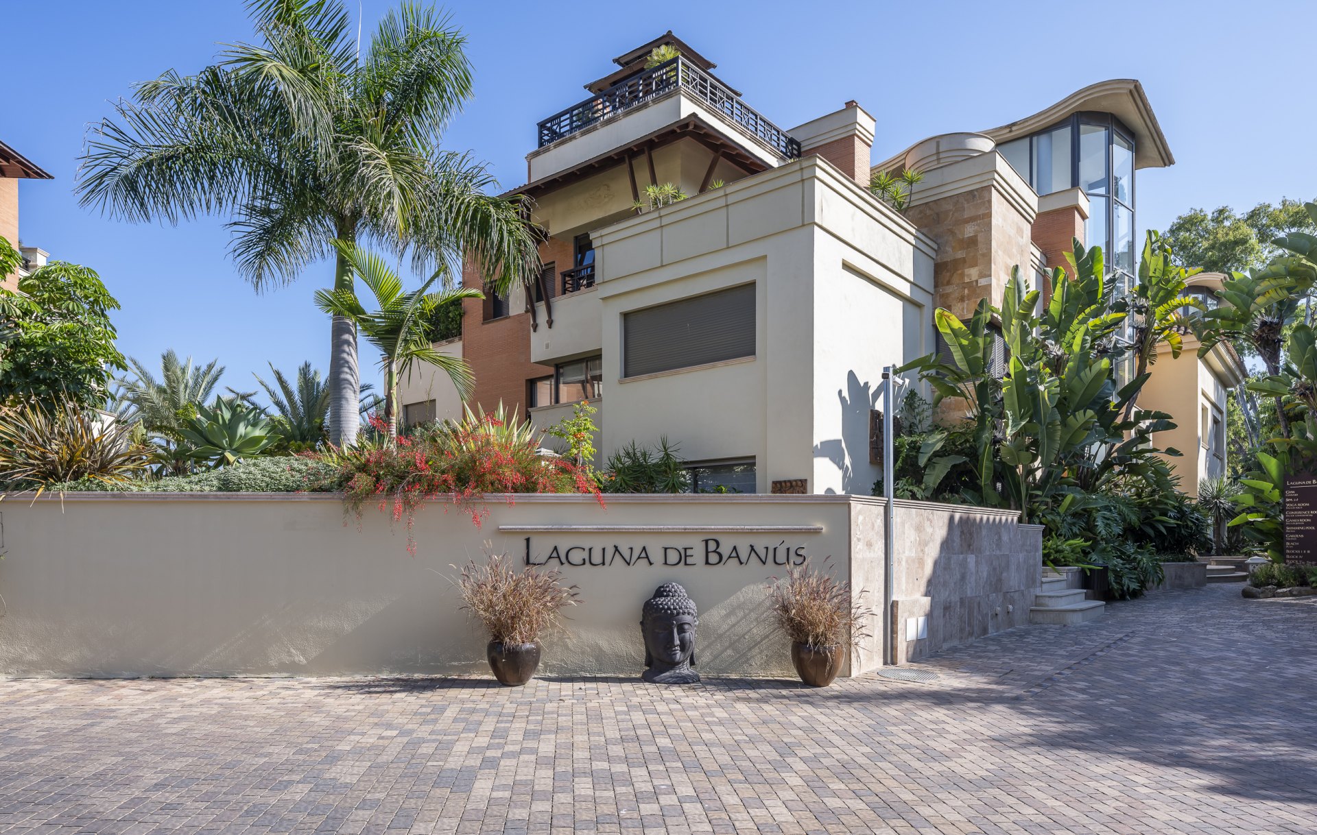 Excepcional apartamento en primera línea de playa con interiores amplios y vistas al mar, a solo unos pasos de Puerto Banús