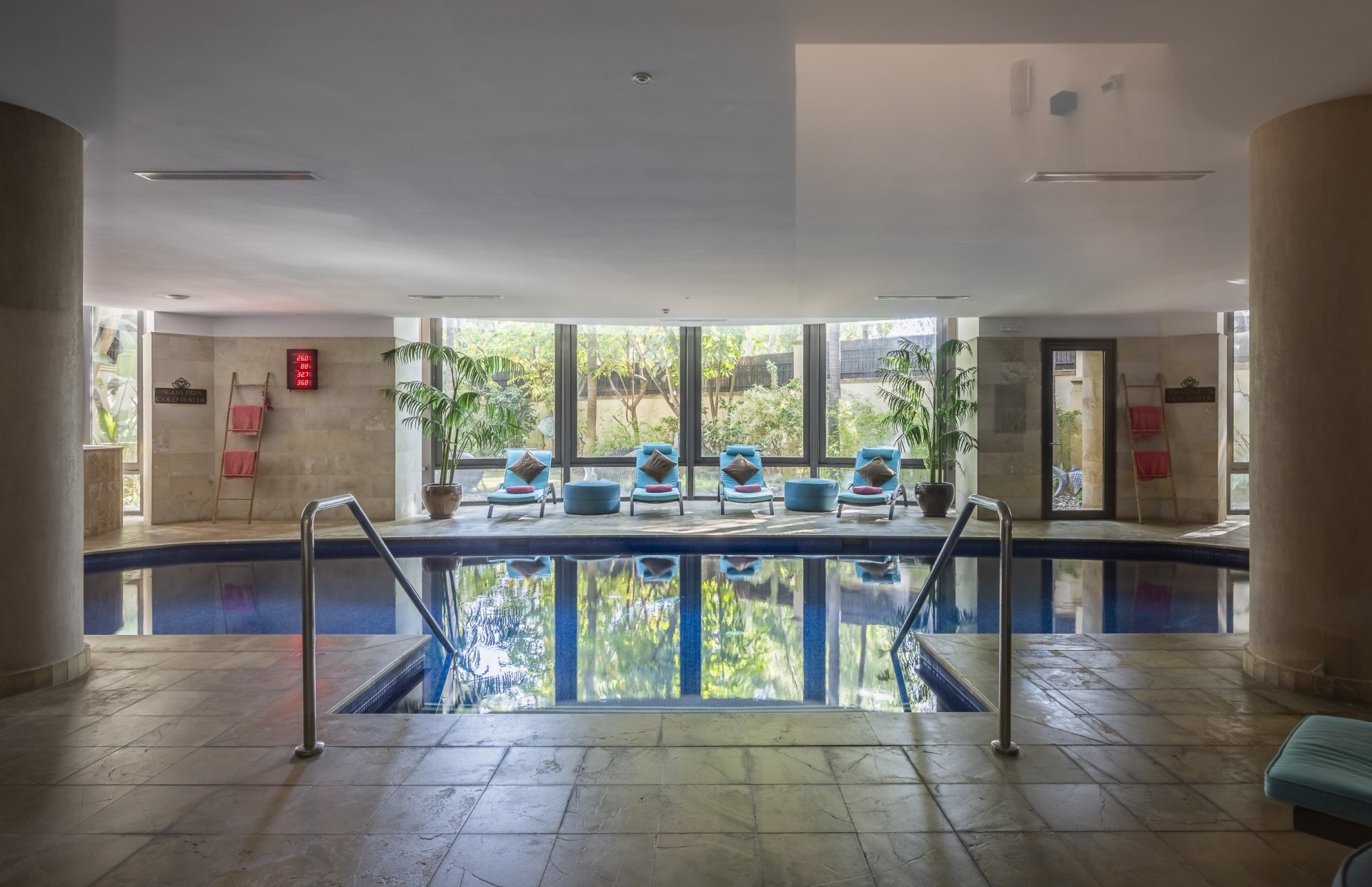 Excepcional apartamento en primera línea de playa con interiores amplios y vistas al mar, a solo unos pasos de Puerto Banús