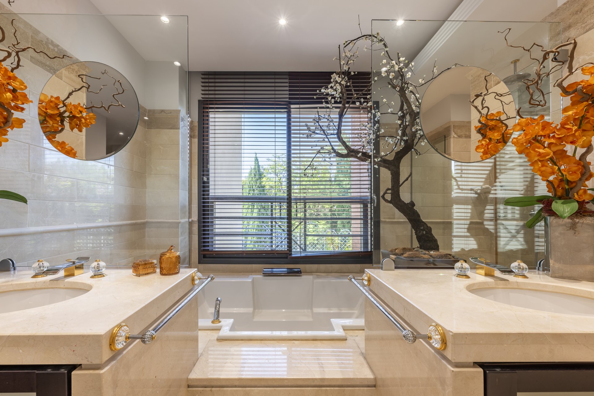 Excepcional apartamento en primera línea de playa con interiores amplios y vistas al mar, a solo unos pasos de Puerto Banús