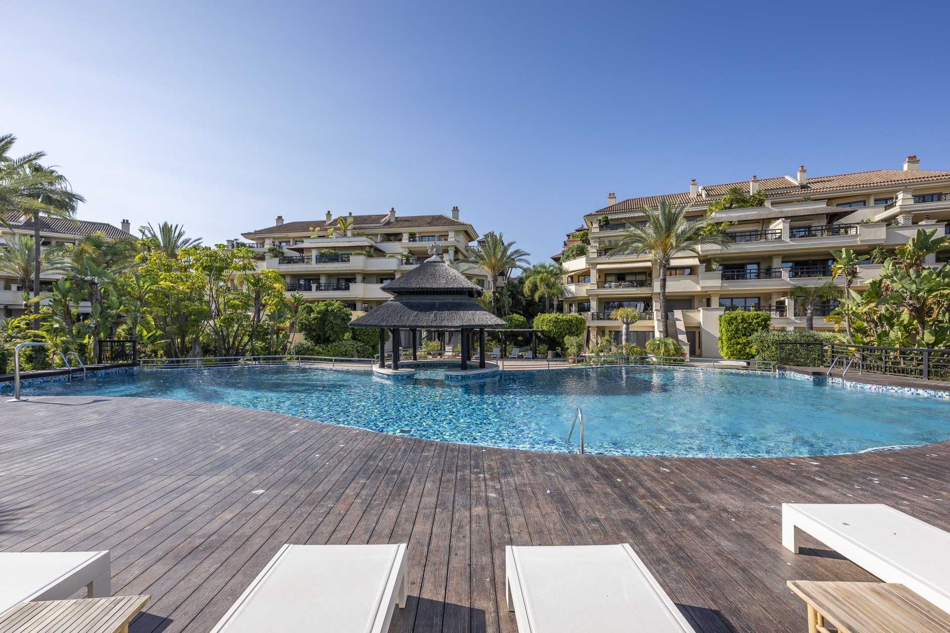 Excepcional apartamento en primera línea de playa con interiores amplios y vistas al mar, a solo unos pasos de Puerto Banús