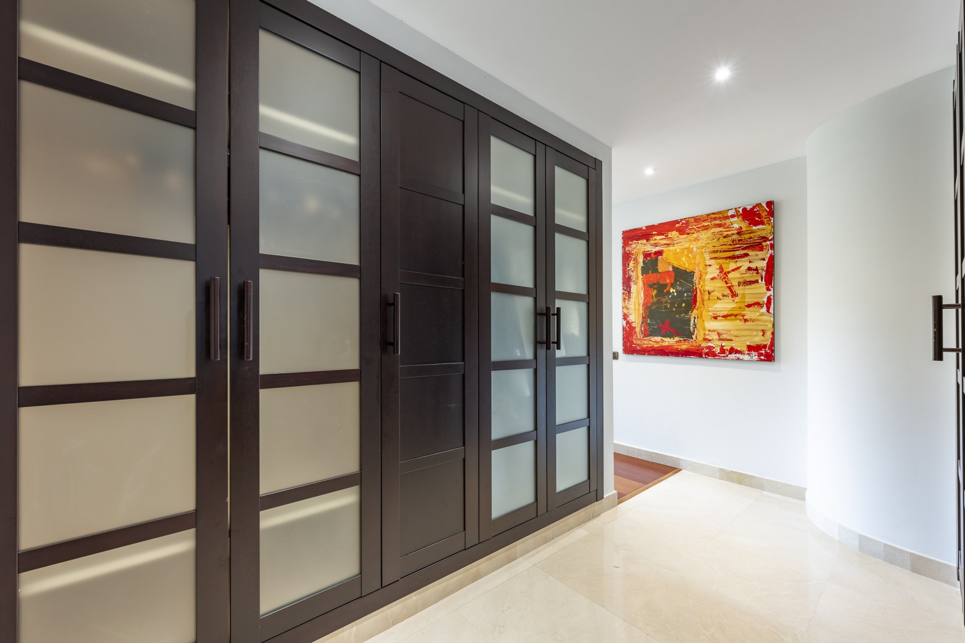 Excepcional apartamento en primera línea de playa con interiores amplios y vistas al mar, a solo unos pasos de Puerto Banús