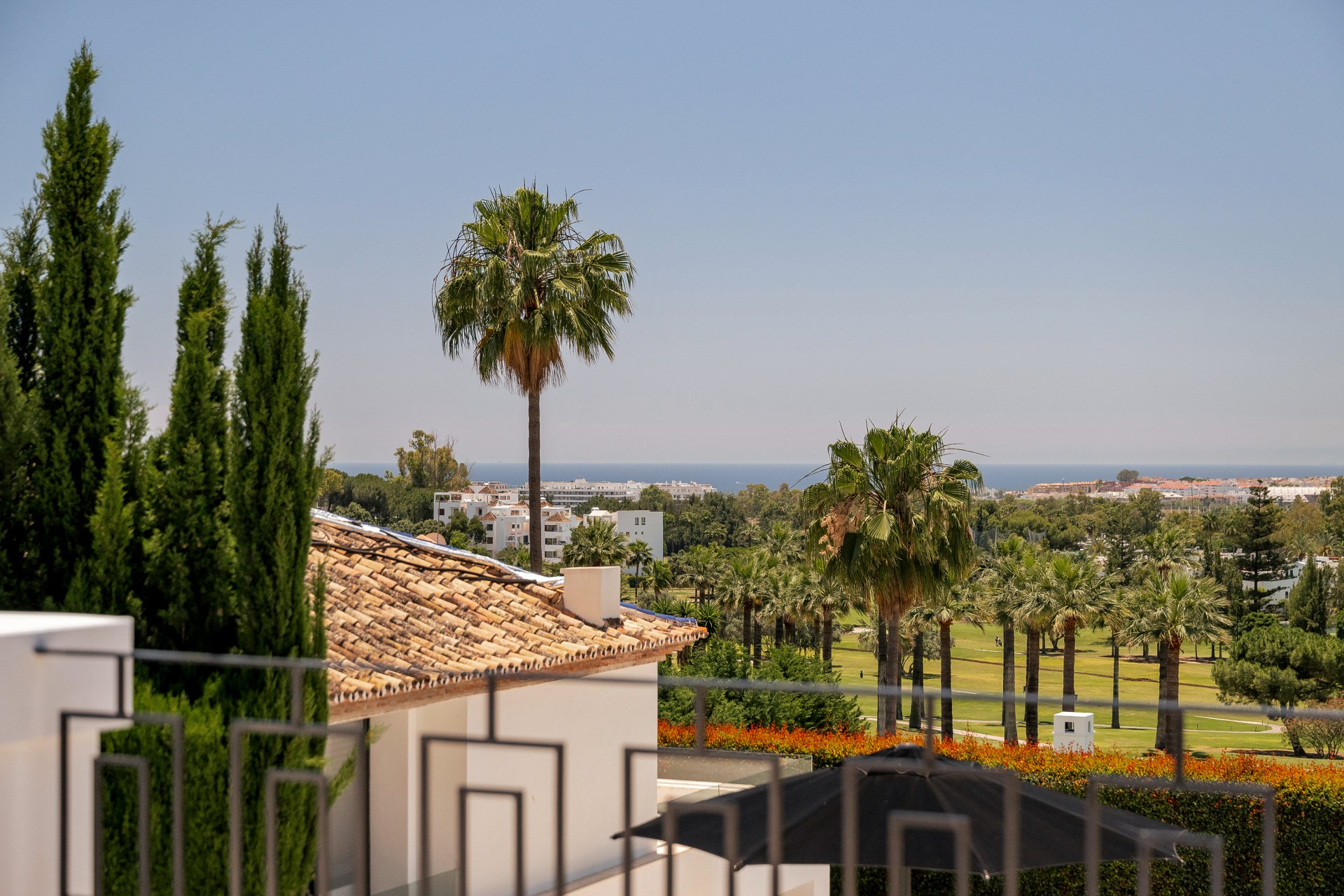 Elegancia andaluza contemporánea con espacios abiertos, vistas al mar y vida junto al golf, Nueva Andalucía
