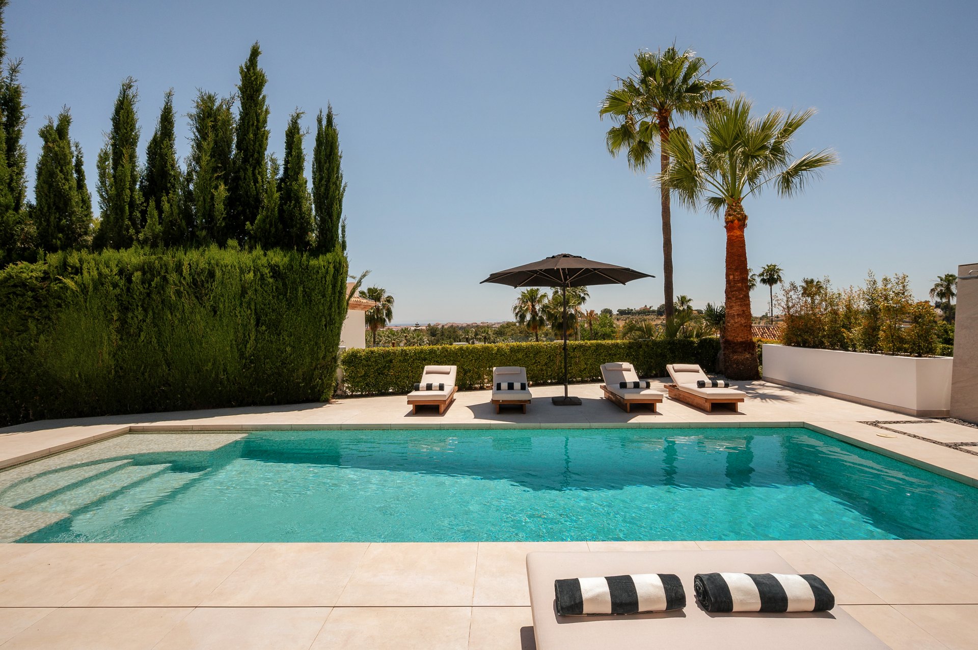 Elegancia andaluza contemporánea con espacios abiertos, vistas al mar y vida junto al golf, Nueva Andalucía