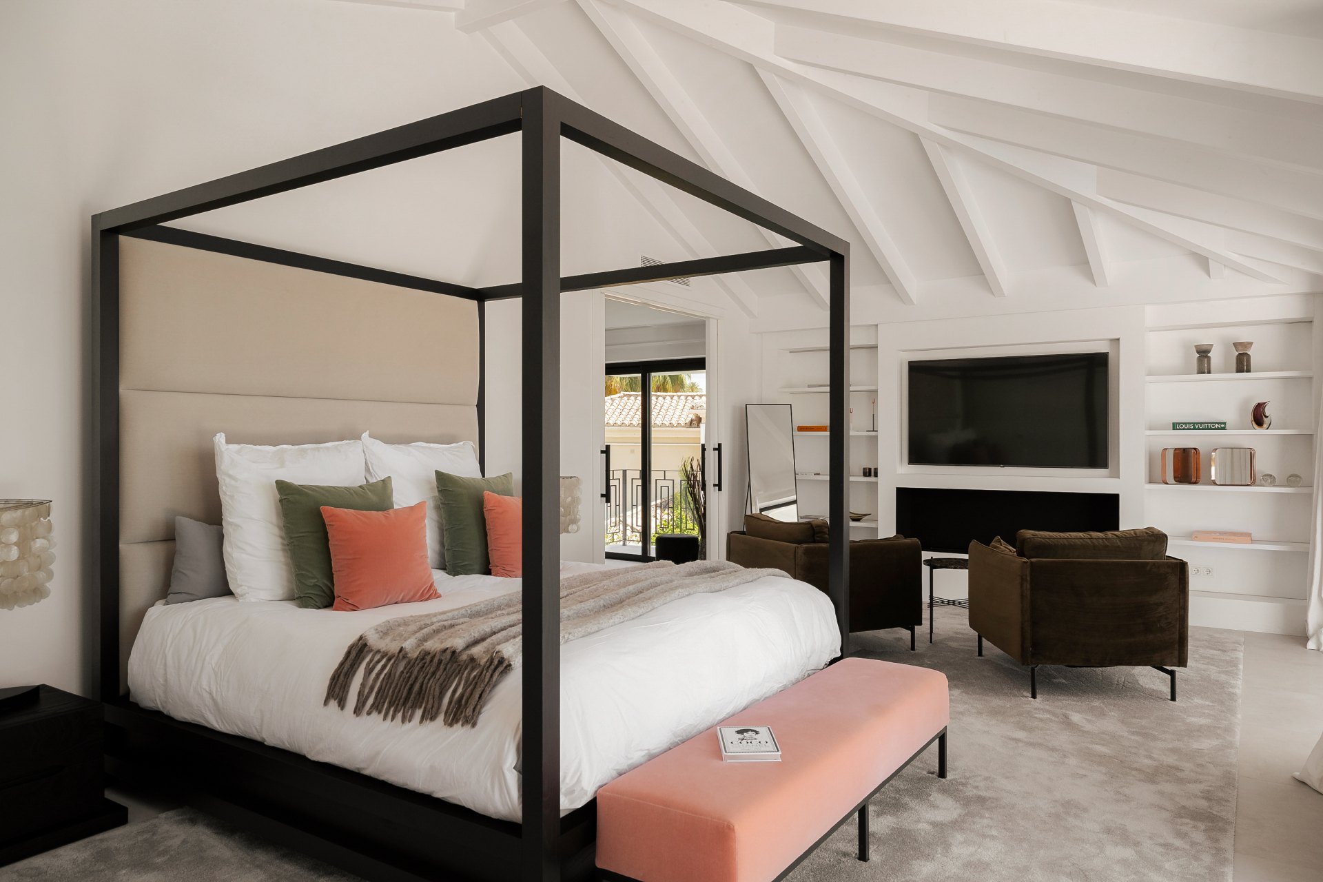 Elegancia andaluza contemporánea con espacios abiertos, vistas al mar y vida junto al golf, Nueva Andalucía