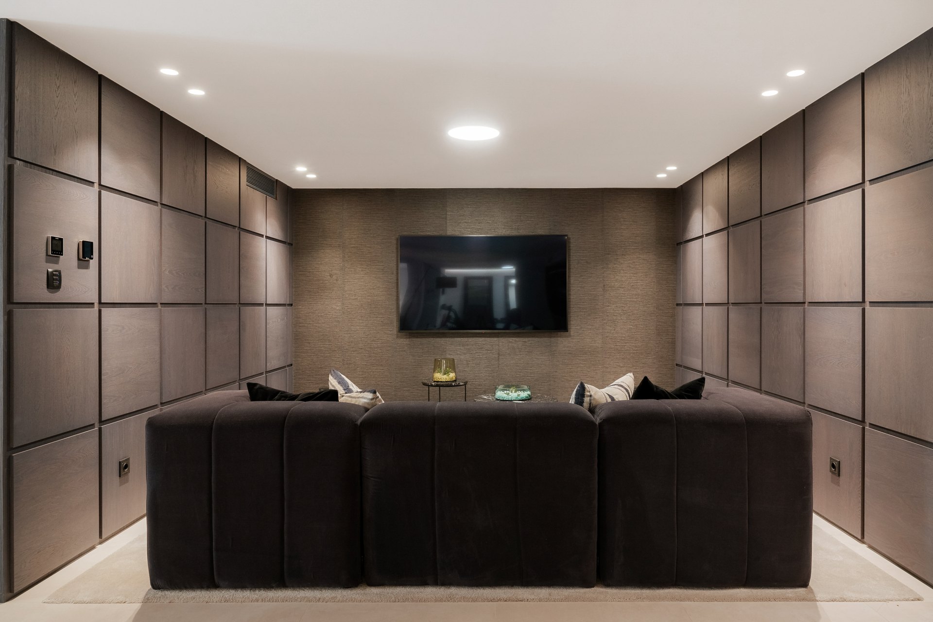 Elegancia andaluza contemporánea con espacios abiertos, vistas al mar y vida junto al golf, Nueva Andalucía