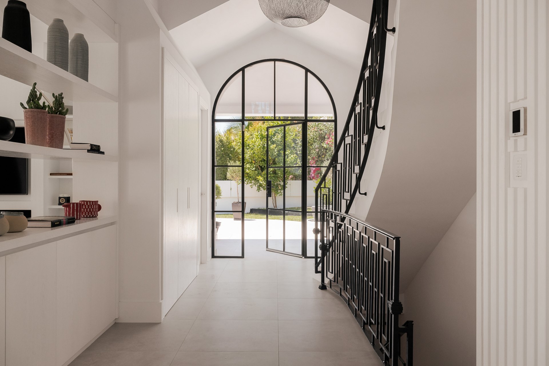 Elegancia andaluza contemporánea con espacios abiertos, vistas al mar y vida junto al golf, Nueva Andalucía