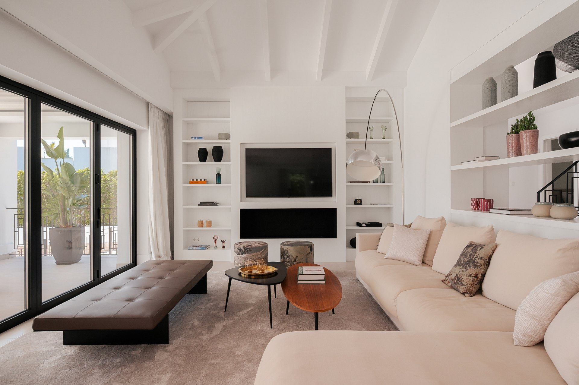 Elegancia andaluza contemporánea con espacios abiertos, vistas al mar y vida junto al golf, Nueva Andalucía