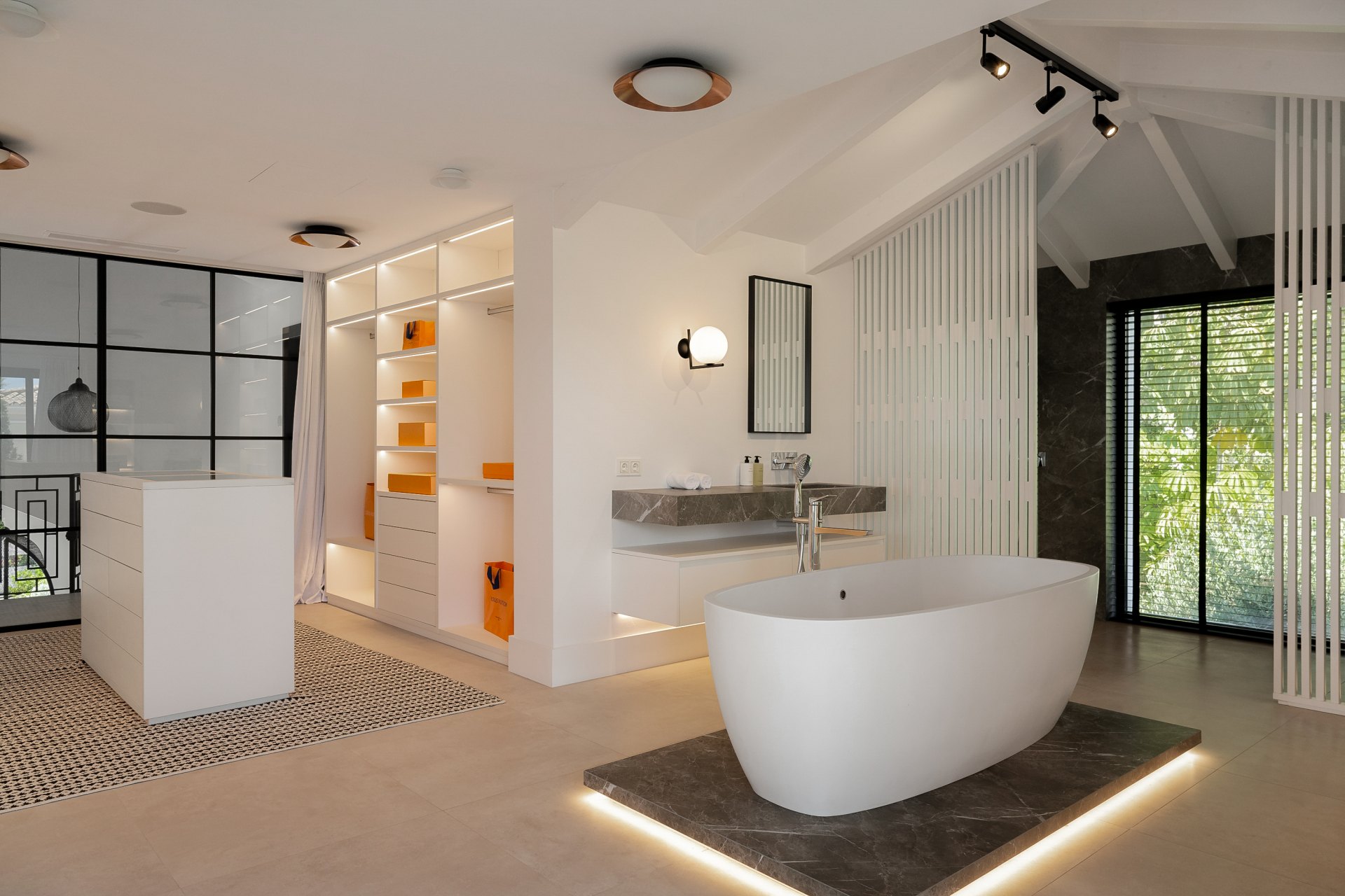 Elegancia andaluza contemporánea con espacios abiertos, vistas al mar y vida junto al golf, Nueva Andalucía