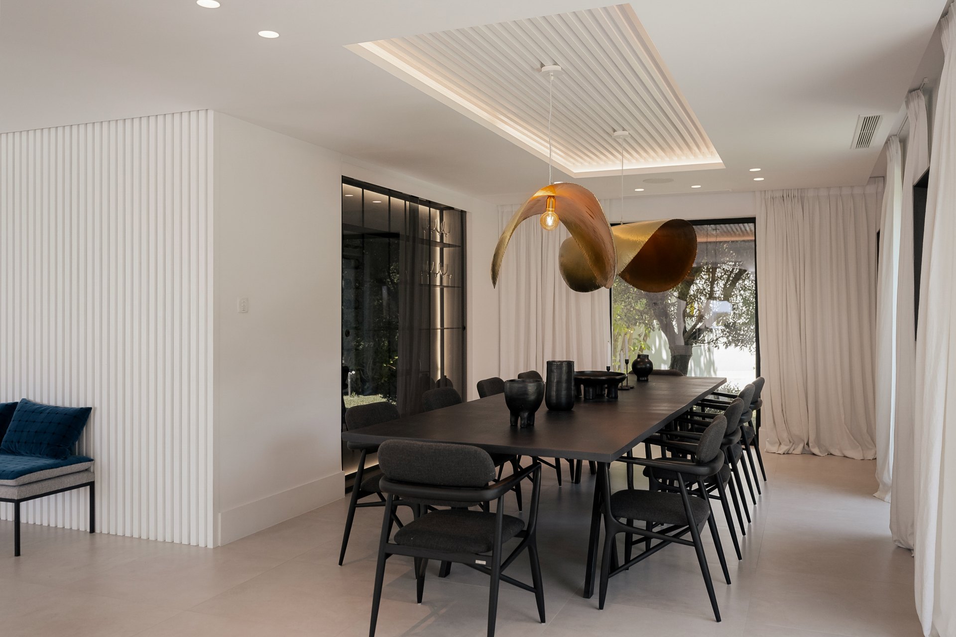 Elegancia andaluza contemporánea con espacios abiertos, vistas al mar y vida junto al golf, Nueva Andalucía