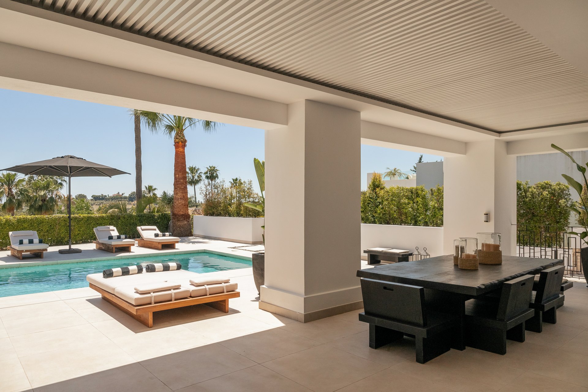 Elegancia andaluza contemporánea con espacios abiertos, vistas al mar y vida junto al golf, Nueva Andalucía