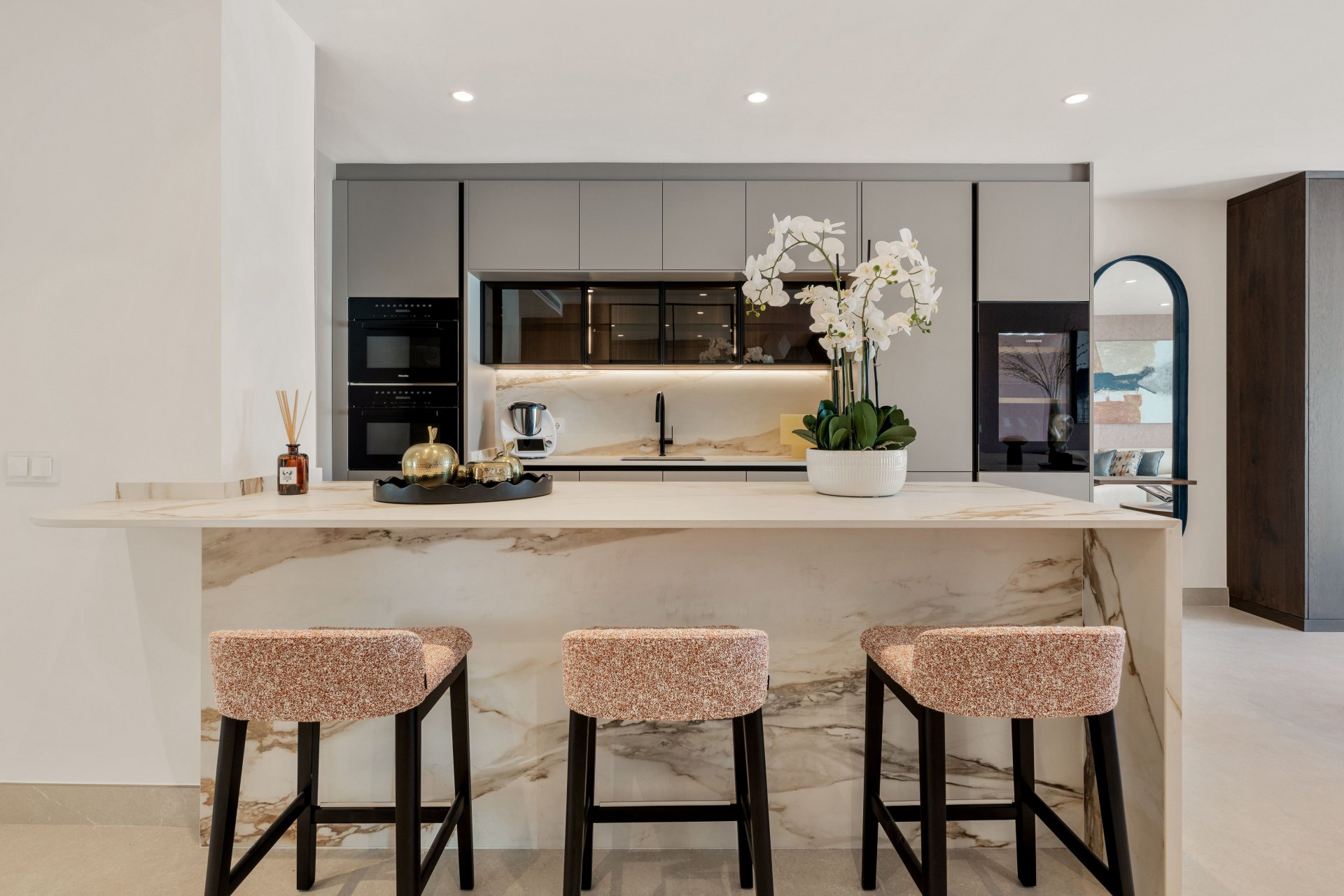 Moderno apartamento completamente renovado a pie de playa en Los Monteros, Marbella Este