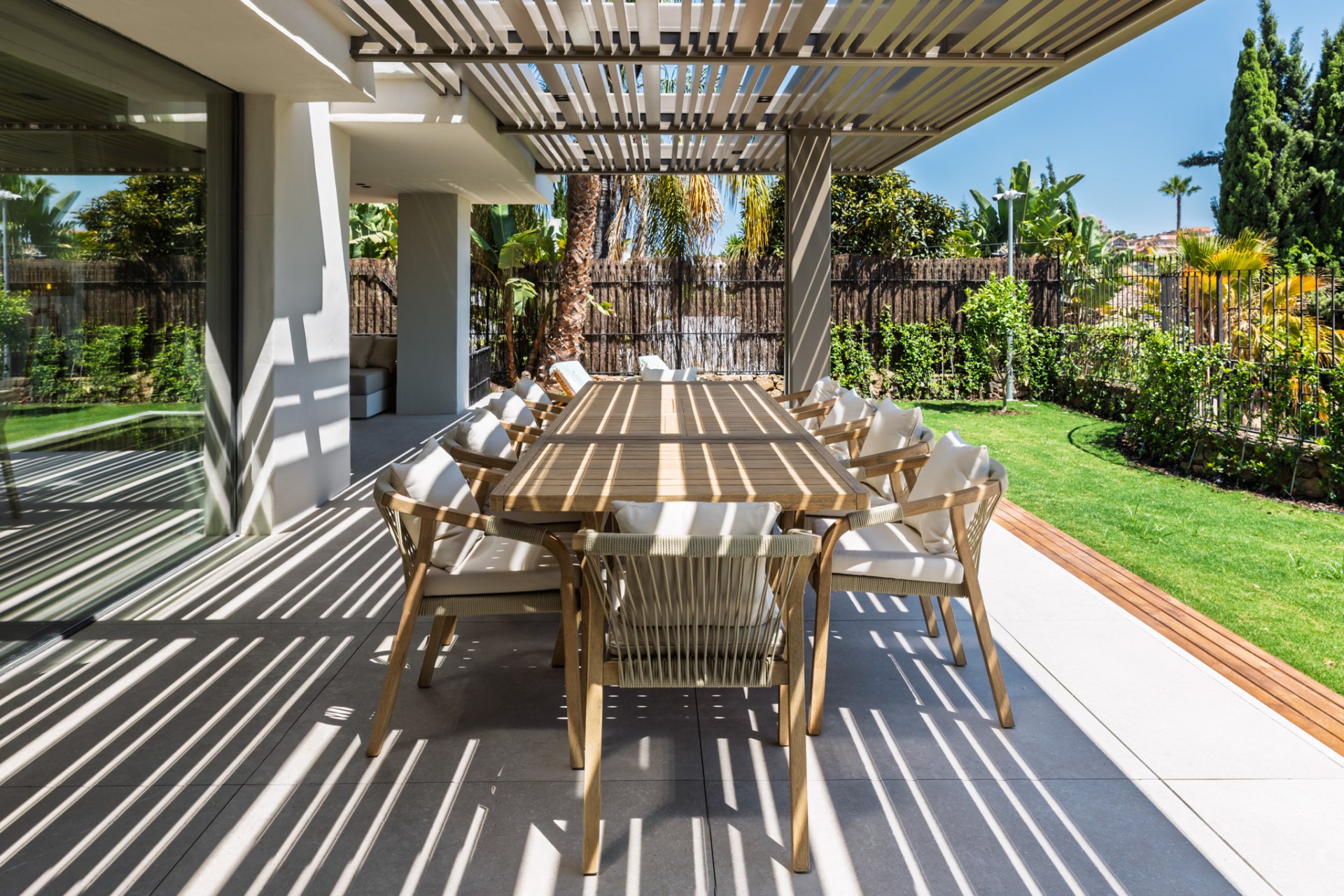 Centauro 15: Un oasis de estilo balines en el corazón del Valle del Golf en Nueva Andalucía