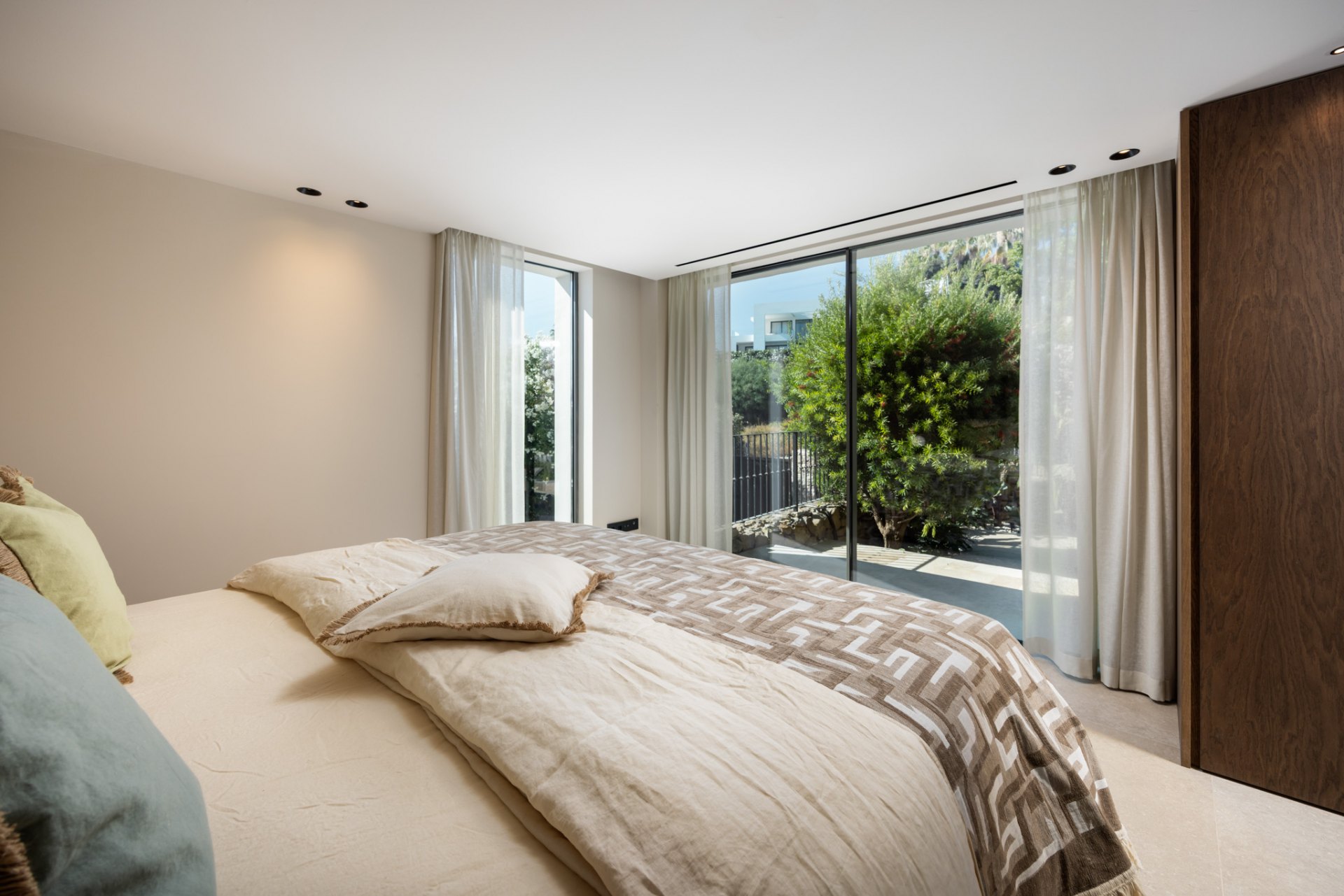 Centauro 15: Un oasis de estilo balines en el corazón del Valle del Golf en Nueva Andalucía