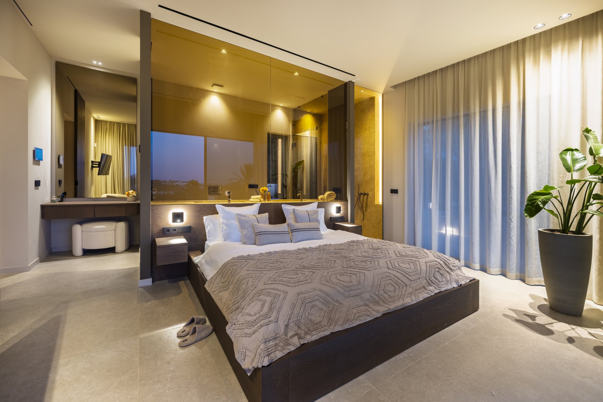 Centauro 15: Un oasis de estilo balines en el corazón del Valle del Golf en Nueva Andalucía