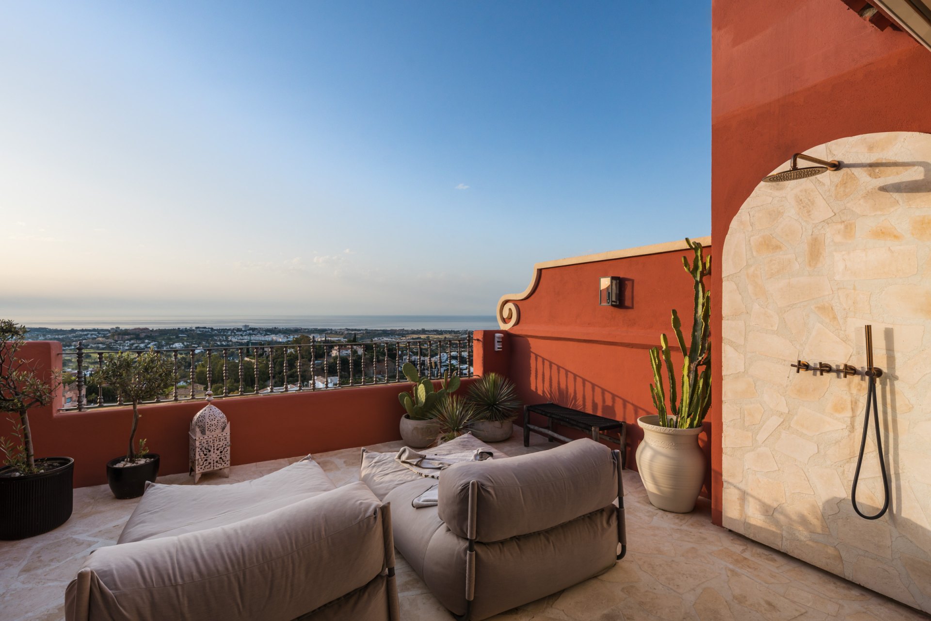 Ático totalmente reformado con amplias vistas al mar en Benahavís
