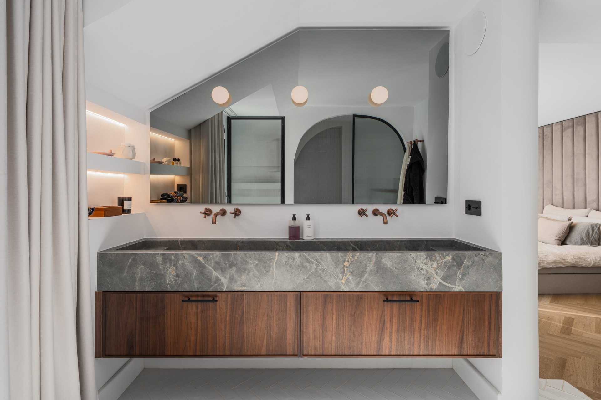 Ático totalmente reformado con amplias vistas al mar en Benahavís