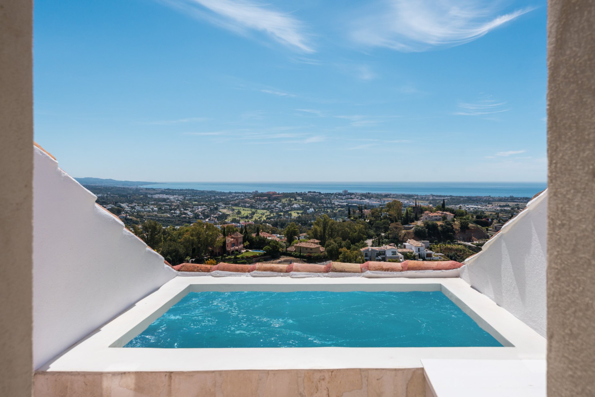 Ático totalmente reformado con amplias vistas al mar en Benahavís