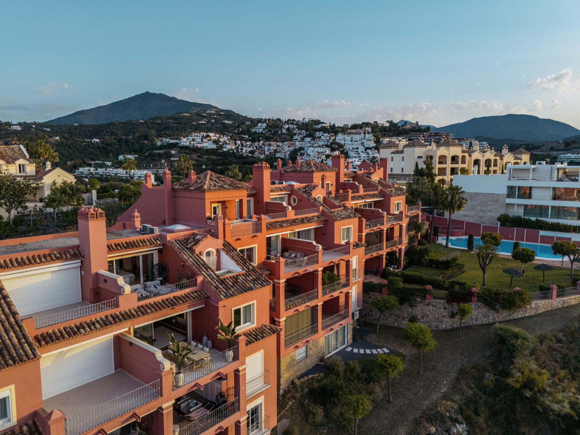 Ático totalmente reformado con amplias vistas al mar en Benahavís