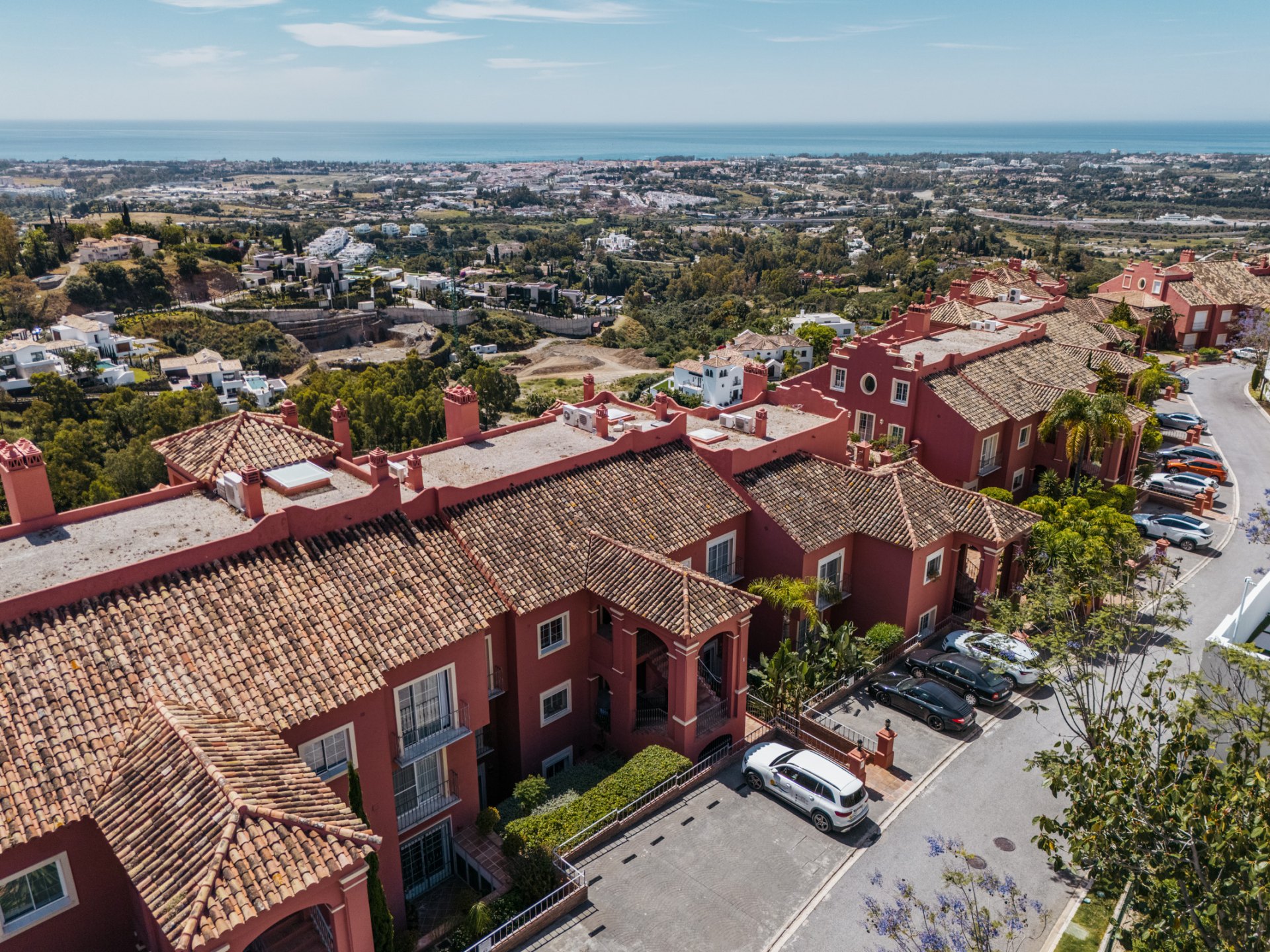 Ático totalmente reformado con amplias vistas al mar en Benahavís