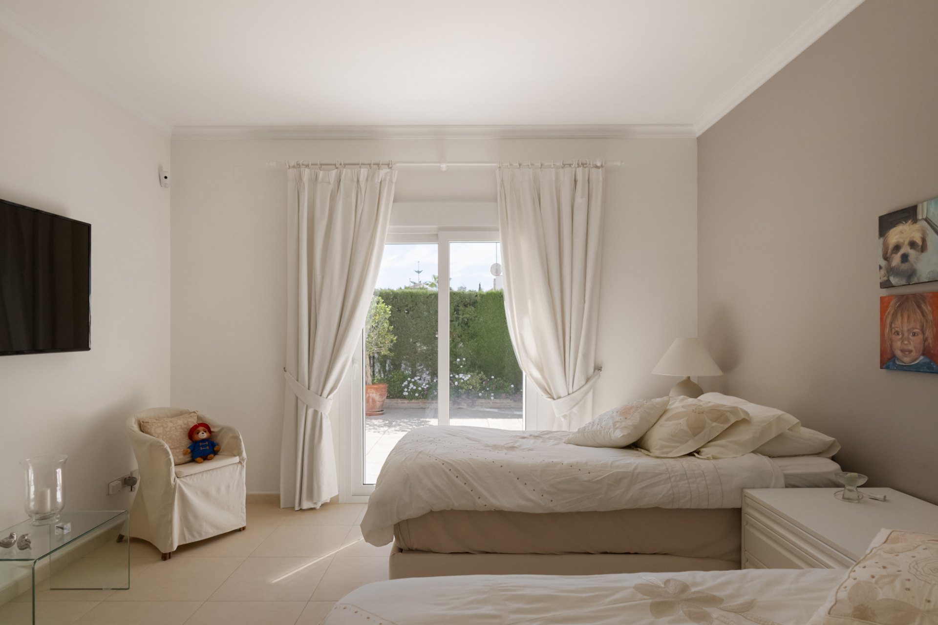 Elegante villa familiar con casa de invitados y vistas abiertas al golf y al mar, El Herrojo