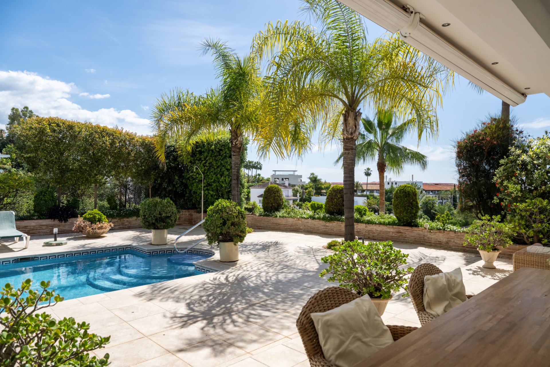 Elegante villa familiar con casa de invitados y vistas abiertas al golf y al mar, El Herrojo