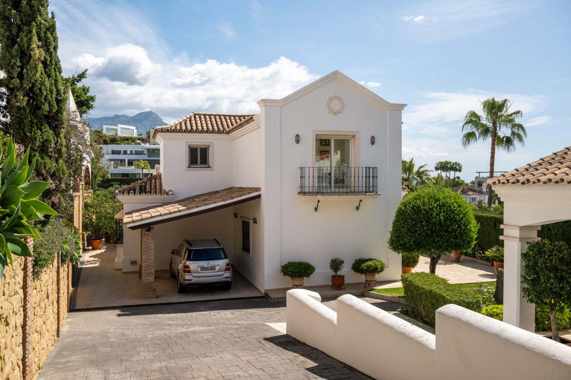 Elegante villa familiar con casa de invitados y vistas abiertas al golf y al mar, El Herrojo