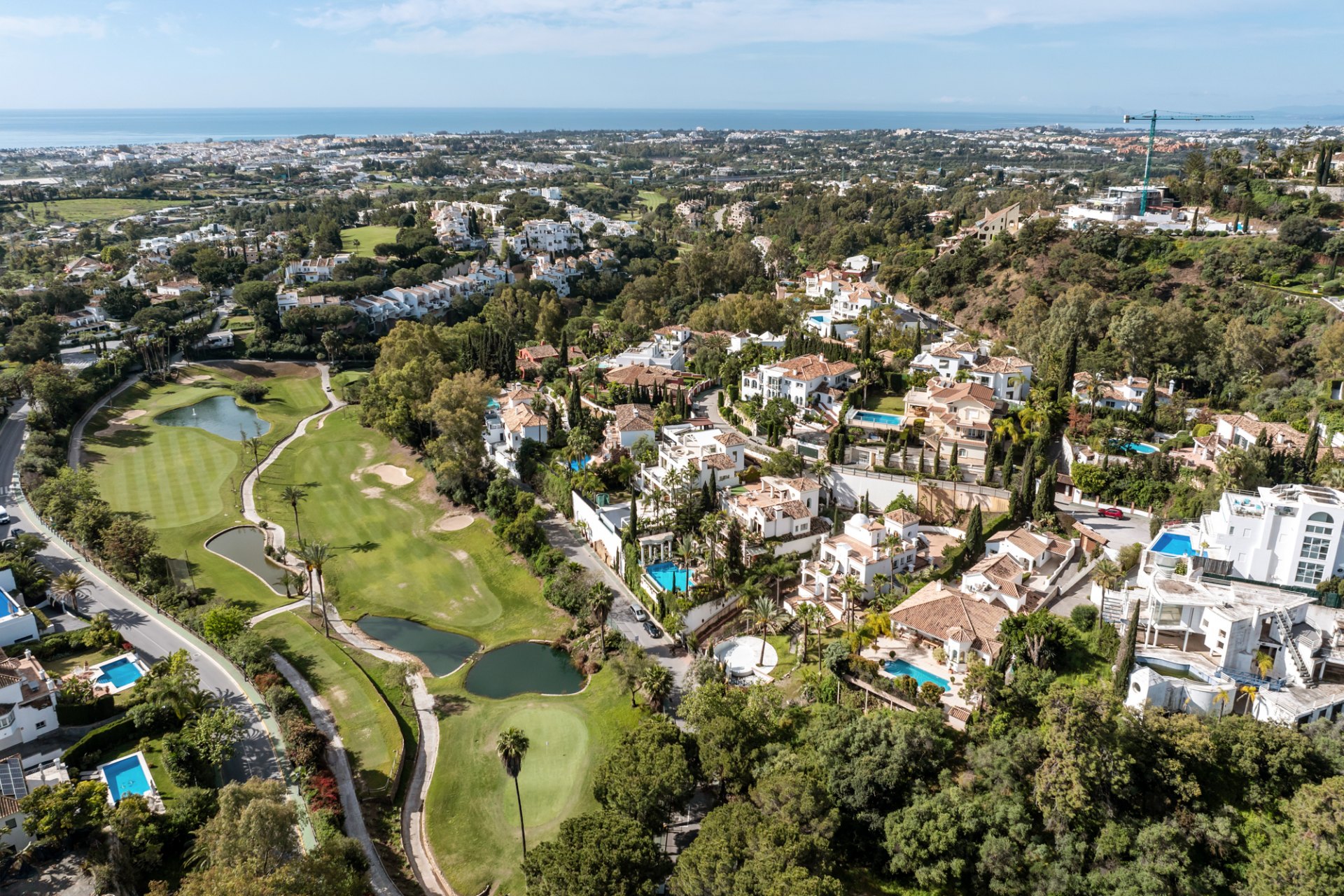 Elegante villa familiar con casa de invitados y vistas abiertas al golf y al mar, El Herrojo