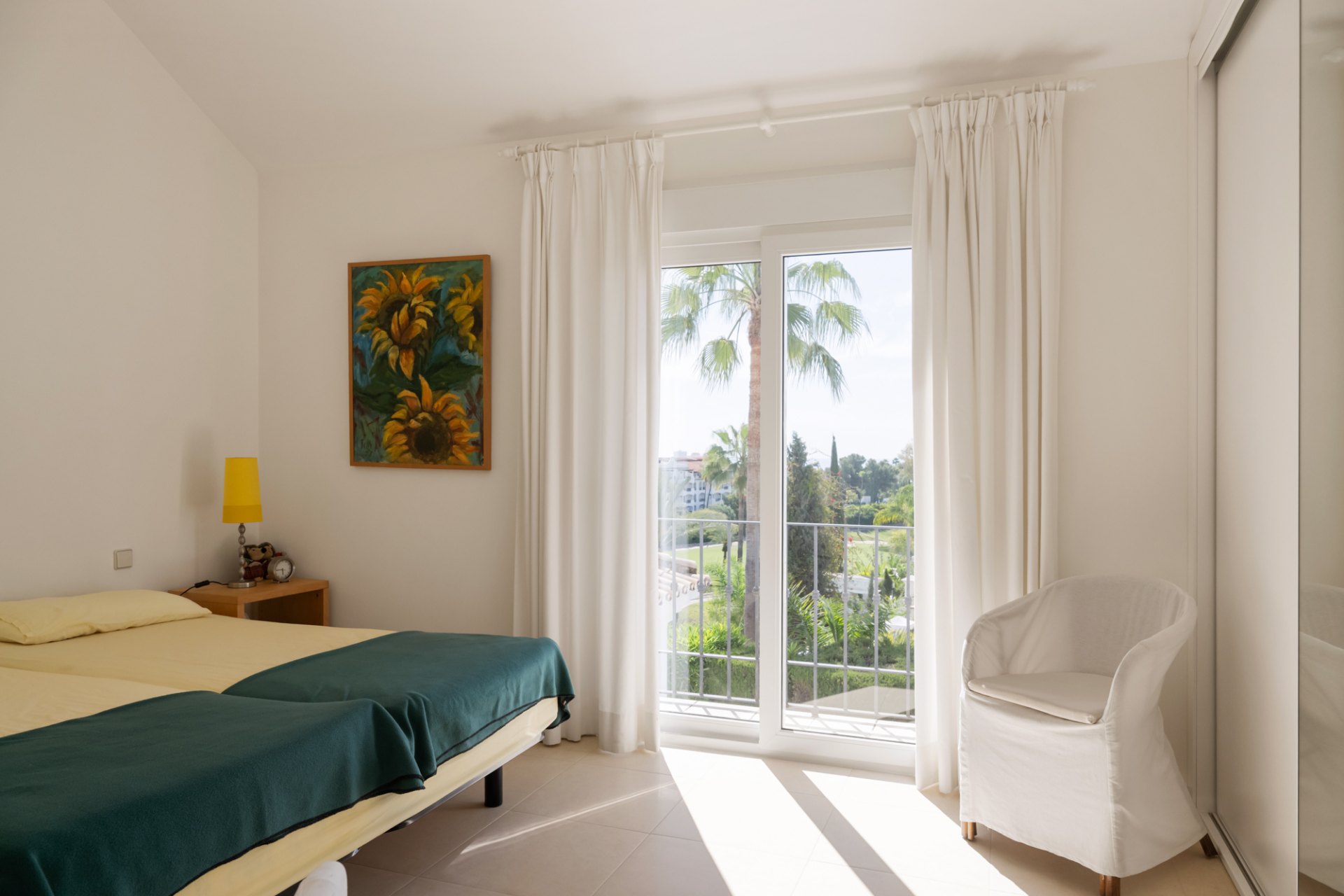 Elegante villa familiar con casa de invitados y vistas abiertas al golf y al mar, El Herrojo