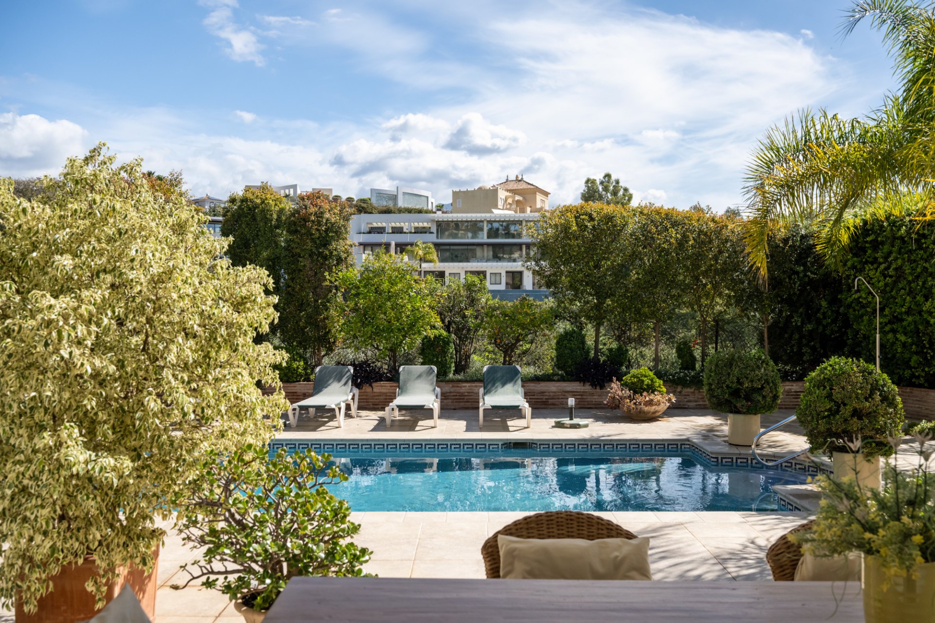 Elegante villa familiar con casa de invitados y vistas abiertas al golf y al mar, El Herrojo