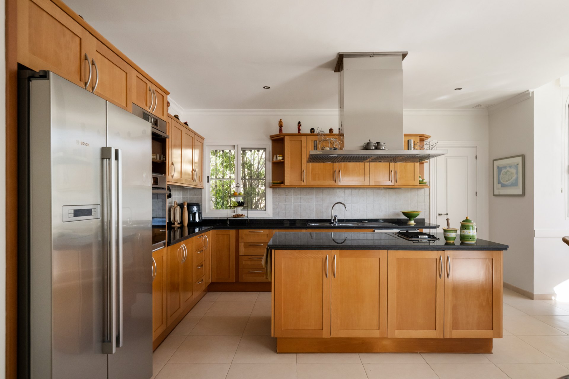 Elegante villa familiar con casa de invitados y vistas abiertas al golf y al mar, El Herrojo