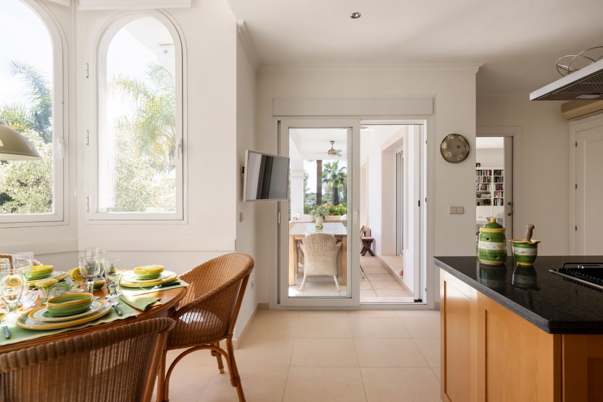 Elegante villa familiar con casa de invitados y vistas abiertas al golf y al mar, El Herrojo