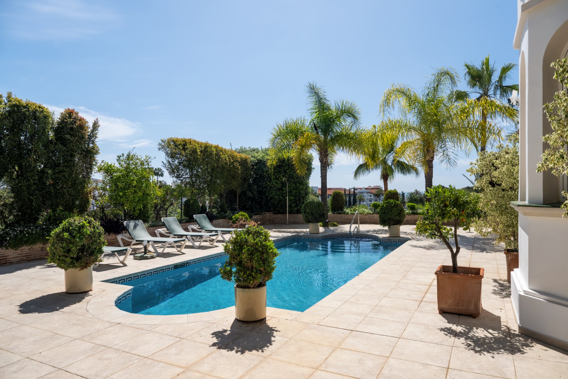 Elegante villa familiar con casa de invitados y vistas abiertas al golf y al mar, El Herrojo