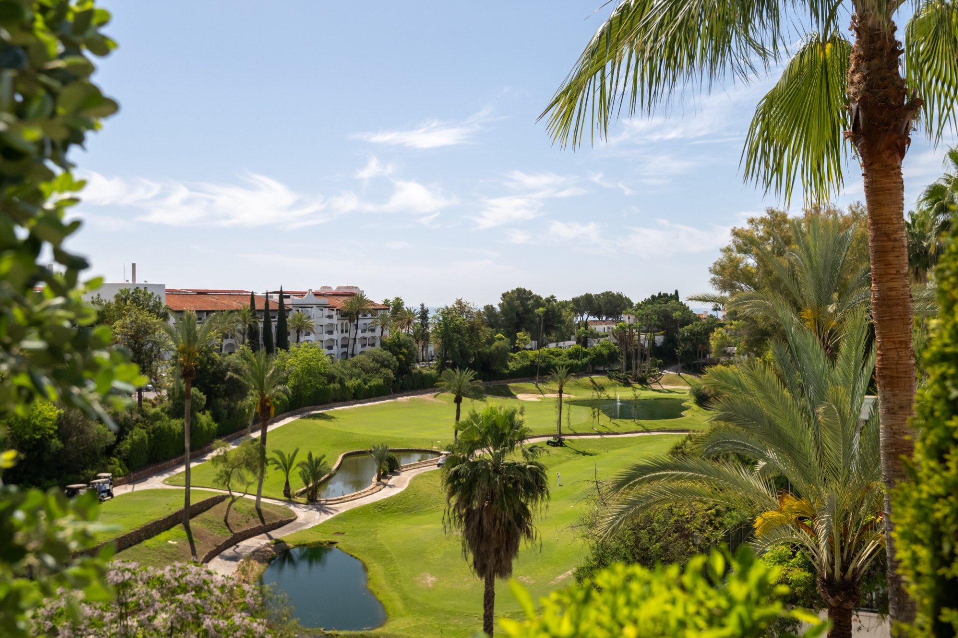 Elegante villa familiar con casa de invitados y vistas abiertas al golf y al mar, El Herrojo