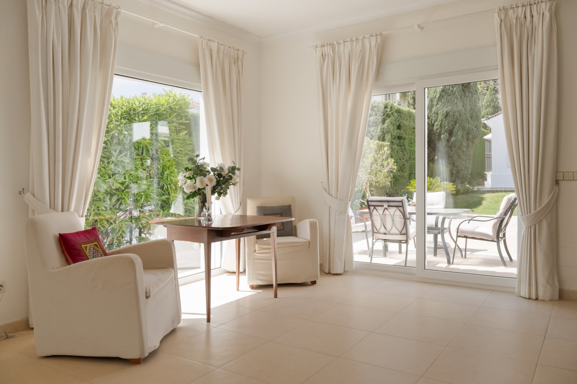 Elegante villa familiar con casa de invitados y vistas abiertas al golf y al mar, El Herrojo