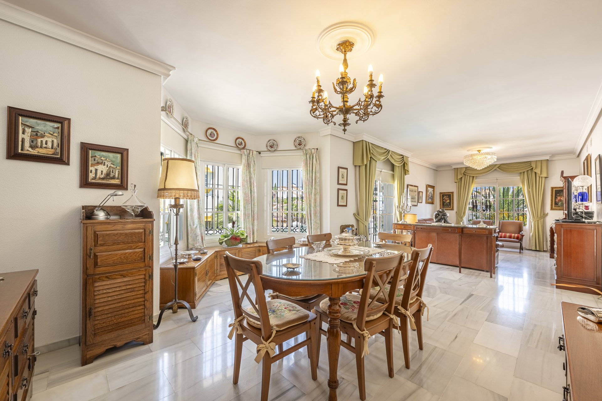 Elegant home with sea views and great potential for personalized renovation in Gibralfaro, Málaga