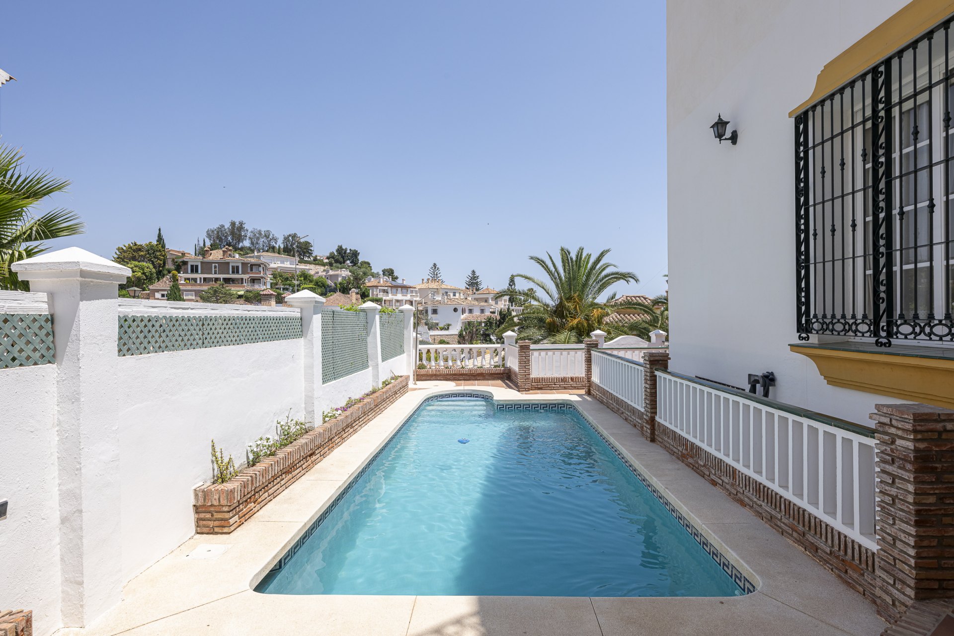 Elegant home with sea views and great potential for personalized renovation in Gibralfaro, Málaga