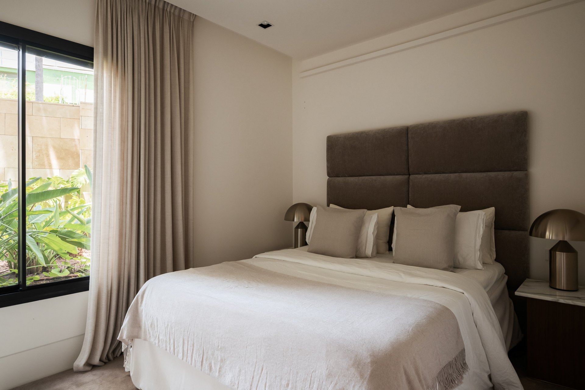 Lujoso y muy espacioso apartamento con comodidades de villa en La Quinta, Benahavís