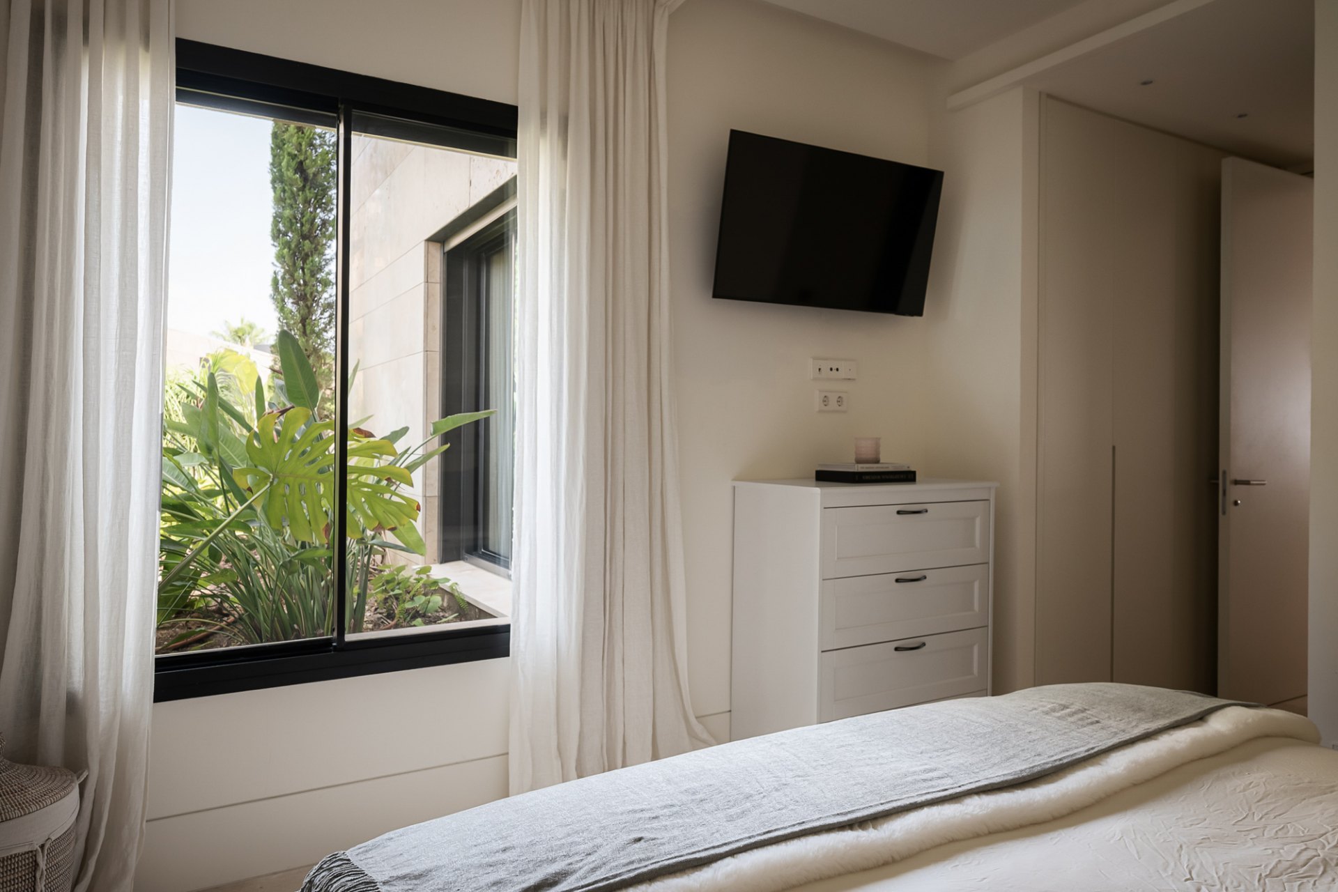 Lujoso y muy espacioso apartamento con comodidades de villa en La Quinta, Benahavís