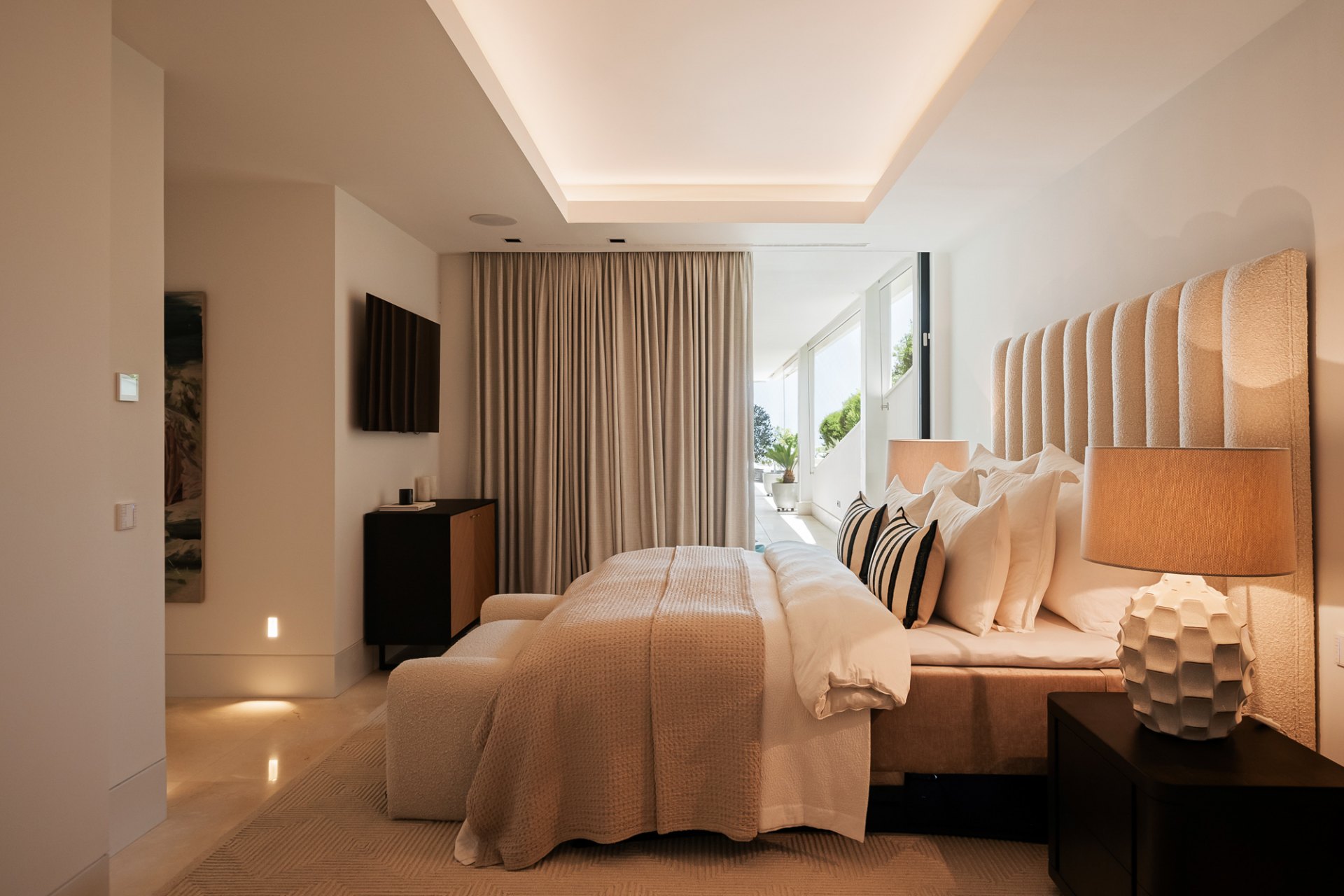 Lujoso y muy espacioso apartamento con comodidades de villa en La Quinta, Benahavís