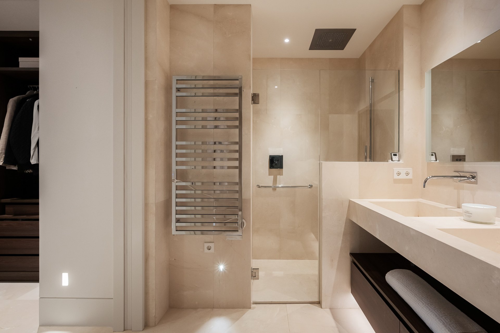 Lujoso y muy espacioso apartamento con comodidades de villa en La Quinta, Benahavís