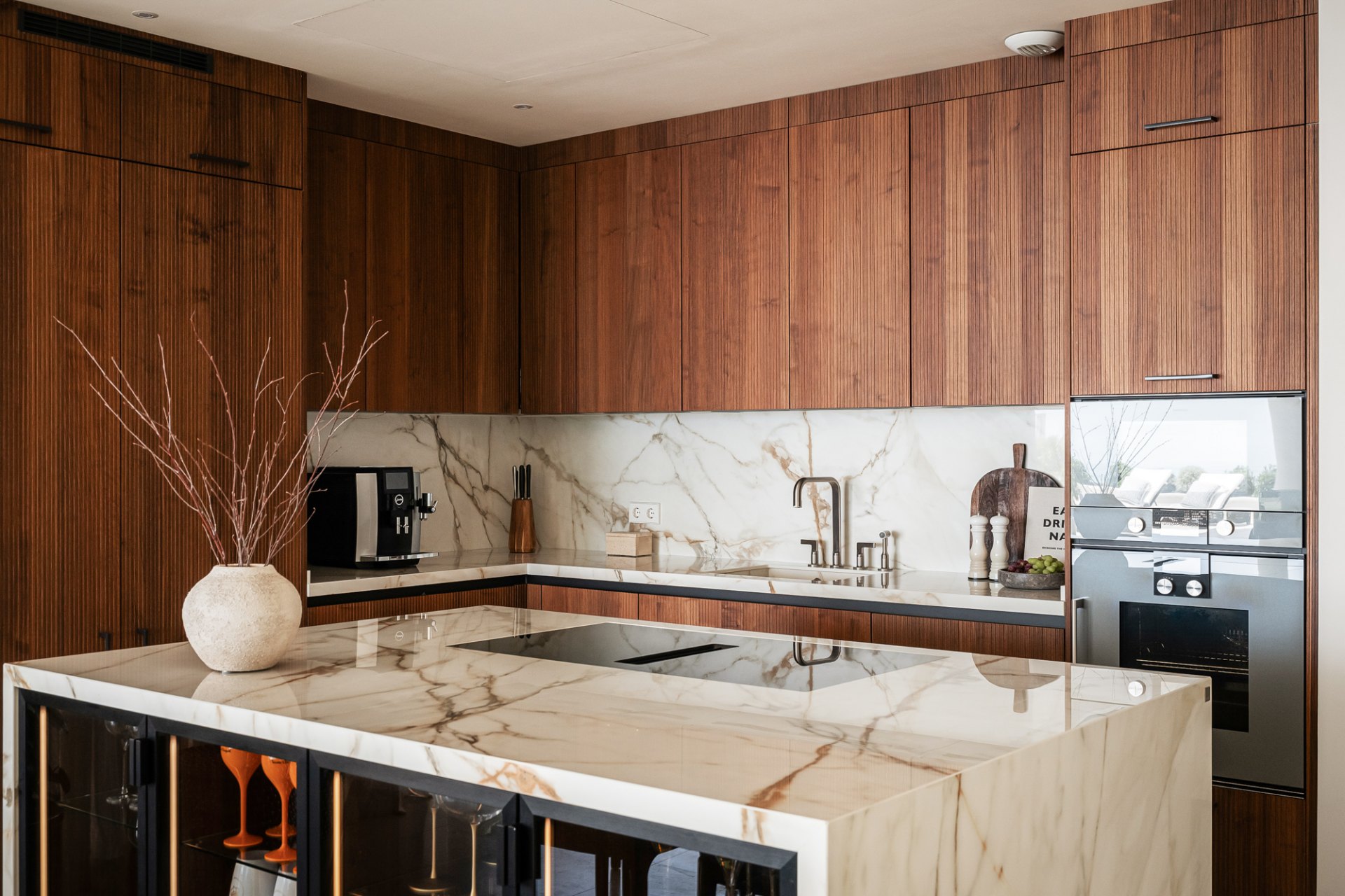 Lujoso y muy espacioso apartamento con comodidades de villa en La Quinta, Benahavís