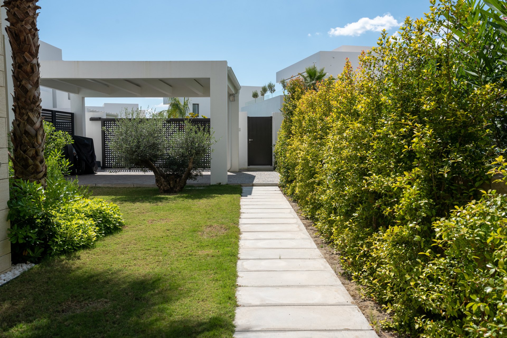 Elegant villa with Mediterranean light in Río Real, Marbella