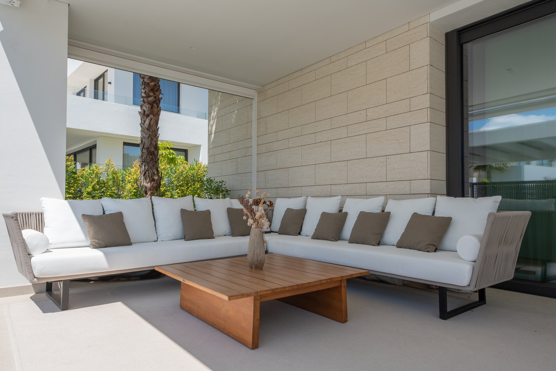 Elegant villa with Mediterranean light in Río Real, Marbella