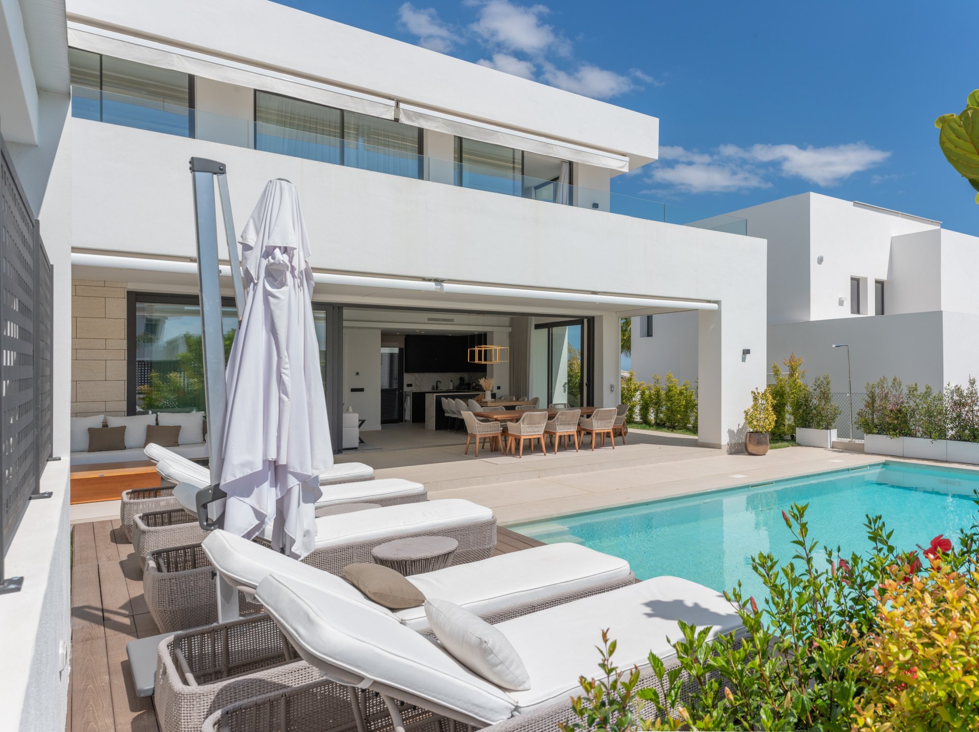 Elegant villa with Mediterranean light in Río Real, Marbella
