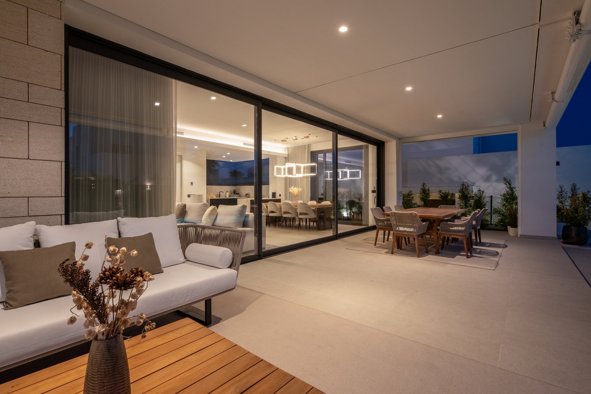 Elegant villa with Mediterranean light in Río Real, Marbella